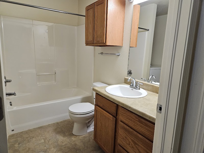 Maple Leaf Apartments photo 2