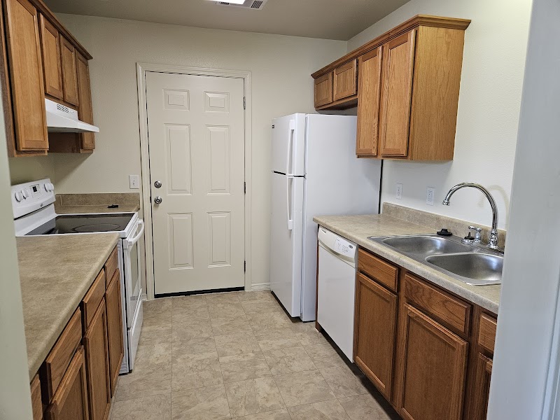 Maple Leaf Apartments photo 3