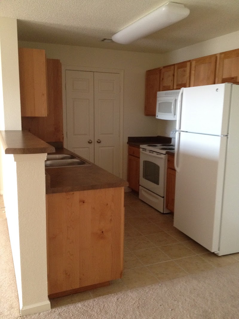 ROLLING MEADOWS APTS photo 2